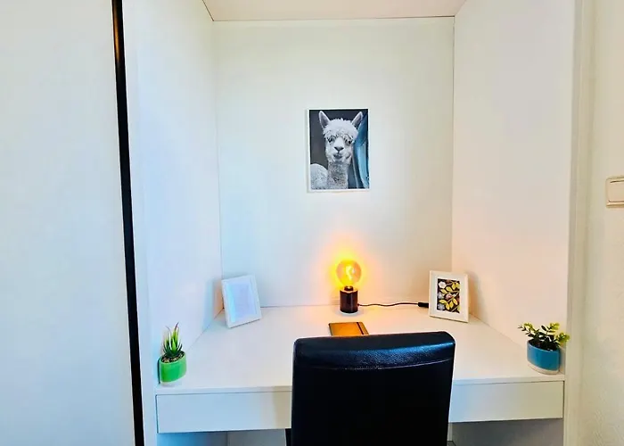 דירה Chic Urban 2br With Parking- Bel4 *